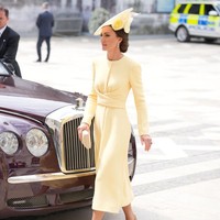 Kate Middleton kembali memberikan gaya elegan terbaiknya saat misa pengucapan syukur 70 tahun Ratu Elizabeth II mengabdi di St Pauls Cathedral, London, Inggris, pada Jumat (3/6/2022). Shift dress kuning dengan detail silang di bagian bodice karya Emilia Wickstead menjadi andalan istri Pangeran William. Tidak ketinggalan fascinator yang dihiasi dekorasi bunga tiga dimensi. (Foto: PA Images via Getty Images/Dominic Lipinski)