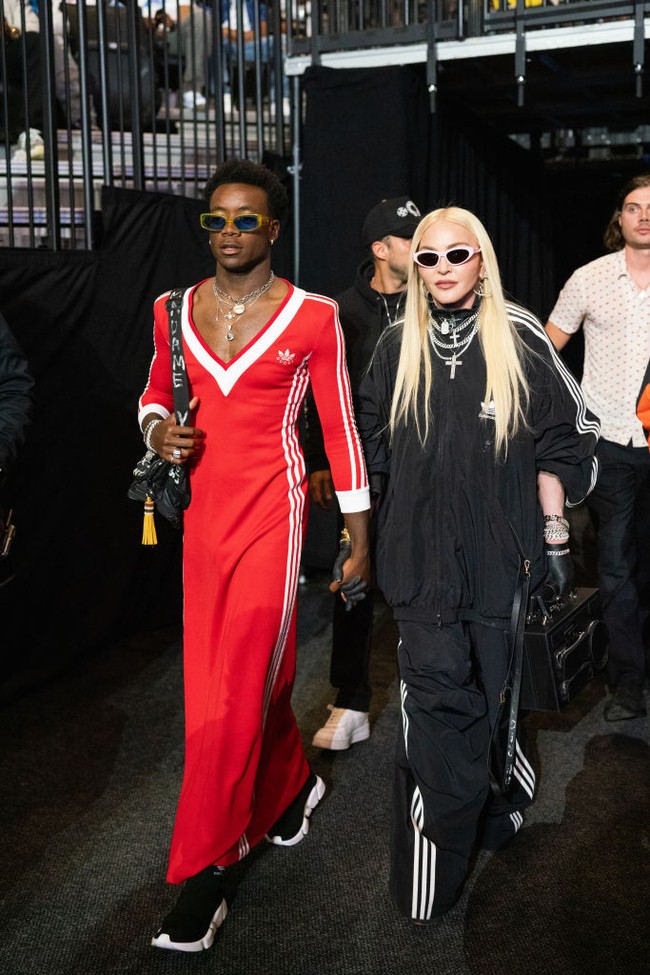 Duo ibu-anak, Madonna dan David Banda, bergaya kompak dengan busana kolaborasi Gucci dan Adidas di WBA World Lightweight Championship, New York City, baru-baru ini. David memakai dress merah yang terinspirasi dari pakaian ibunya pada 1983. (Foto: Getty Images/Cassy Athena)
