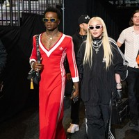 Duo ibu-anak, Madonna dan David Banda, bergaya kompak dengan busana kolaborasi Gucci dan Adidas di WBA World Lightweight Championship, New York City, baru-baru ini. David memakai dress merah yang terinspirasi dari pakaian ibunya pada 1983. (Foto: Getty Images/Cassy Athena)