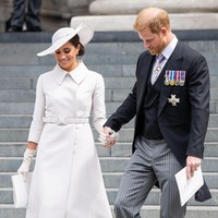 Menghadiri acara yang sama bersama Kate dan keluarga Kerajaan Inggris, Meghan Markle yang kali pertamanya muncul di acara kerajaan Inggris pasca-Megxit memilih tampilan yang lebih kalem dengan coat-dress putih Dior. Istri Pangeran Harry ini tampaknya ingin menghindari sorotan berlebih dengan memilih warna yang kerap dimaknai sebagai lambang kesucian dan awal yang baru itu. (Foto: WireImage/Samir Hussein)