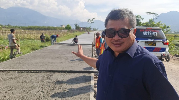 Bupati Garut Rudy Gunawan pantau pembanguna jalan baru di Kadungora.
