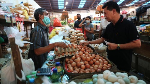 Bupati Klungkung I Nyoman Suwirta melakukan monitoring ke Pasar Umum Galiran, Kecamatan Klungkung, Minggu (5/6/2022)
