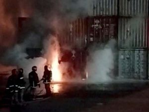 Korban Tewas Kebakaran Depot Kontainer Bangladesh Jadi 49 Orang