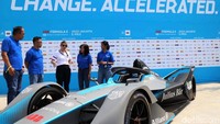 (Ki-ka): Sunadi, Presiden Direktur Allianz Indonesia, Hasinah Jusuf, Director of Legal & Compliance Allianz Life Indonesia, Ni Made Daryanti, Chief Investment Officer Allianz Life Indonesia dan Ignatius Hendrawan, Chief Technical Officer Allianz Indonesia berfoto dengan Formula E Gen2 race car pada gelaran ABB FIA Formula E World Championship di Jakarta International E-Prix Circuit, Jakarta Utara, Sabtu (4/6).