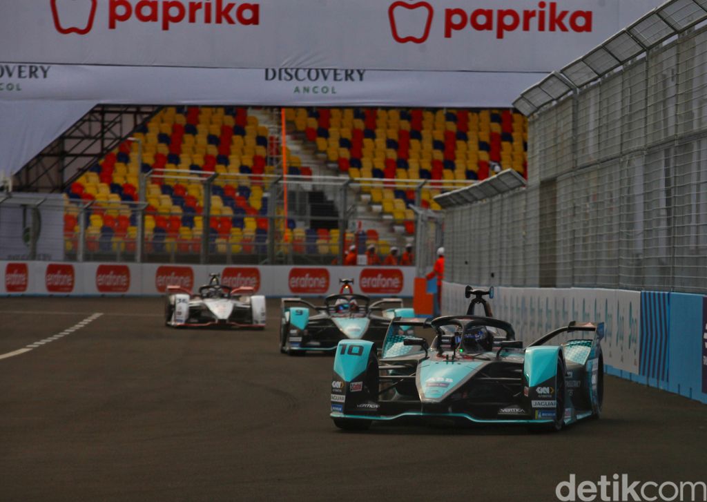 Sejumlah pebalap Formula E melakukan uji coba lintasan event Formula E seri kesembilan di Jakarta International E-Prix Circuit (JIEC), Jakarta, Jumat (3/6). Dalam event Formula E ini, Pebalap Mitch Evans menjadi juara Jakarta E-Prix.  Selain itu ada beberapa sponsor yang hadir dalam event itu salah satunya adalah PT Paprika Multi Media yang merupakan  perusahaan bergerak di bidang penyedia jasa sistem Pembayaran serta Hotel Discovery Ancol menjadi pendukung dalam suksesnya ajang Formula E Jakarta 2022.