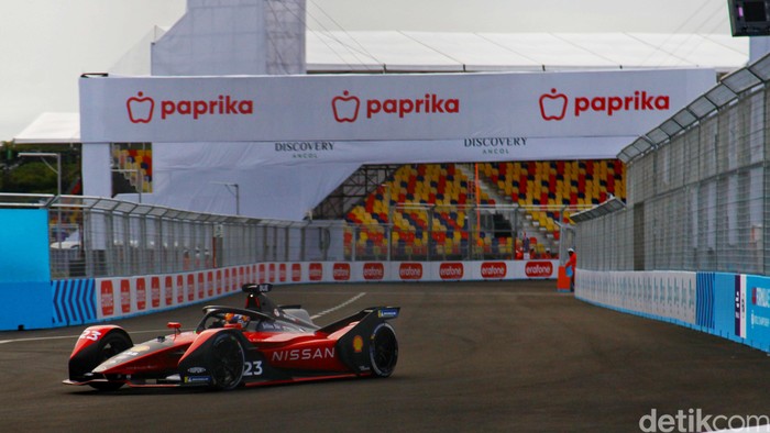 Sejumlah pebalap Formula E melakukan uji coba lintasan event Formula E seri kesembilan di Jakarta International E-Prix Circuit (JIEC), Jakarta, Jumat (3/6). Dalam event Formula E ini, Pebalap Mitch Evans menjadi juara Jakarta E-Prix.  Selain itu ada beberapa sponsor yang hadir dalam event itu salah satunya adalah PT Paprika Multi Media yang merupakan  perusahaan bergerak di bidang penyedia jasa sistem Pembayaran serta Hotel Discovery Ancol menjadi pendukung dalam suksesnya ajang Formula E Jakarta 2022.