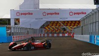 Sejumlah pebalap Formula E melakukan uji coba lintasan event Formula E seri kesembilan di Jakarta International E-Prix Circuit (JIEC), Jakarta, Jumat (3/6). 