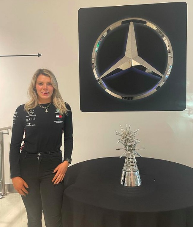 Ellie, dari Northants, adalah seorang insinyur untuk Mercedes dan kerap diminta sebagai teknisi untuk tim balap. Ellie mengatakan, “Aku ingin mempromosikan gagasan bahwa wanita bisa terlibat dalam olahraga motor dan mobil.” Foto: dok. Instagram