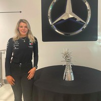 Ellie, dari Northants, adalah seorang insinyur untuk Mercedes dan kerap diminta sebagai teknisi untuk tim balap. Ellie mengatakan, “Aku ingin mempromosikan gagasan bahwa wanita bisa terlibat dalam olahraga motor dan mobil.” Foto: dok. Instagram