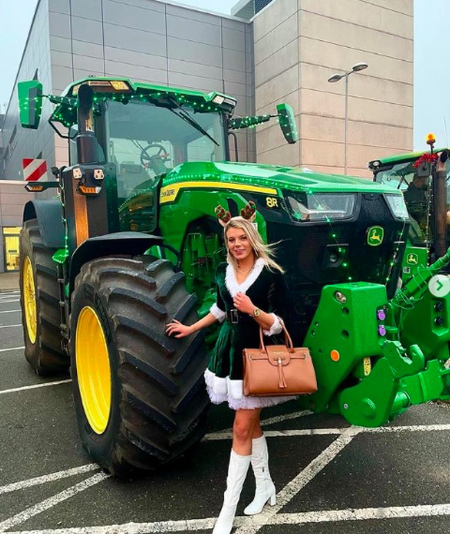 Inilah potret Ellie dengan kendaraan ‘raksasanya’ tersebut. Foto: dok. Instagram