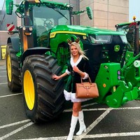 Inilah potret Ellie dengan kendaraan ‘raksasanya’ tersebut. Foto: dok. Instagram