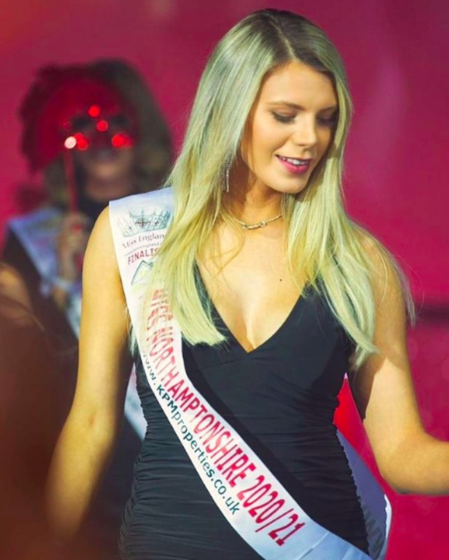 Ellie kemudian menjadi finalis untuk Miss England 2020. Di kontes kecantikan, ini punya pengalaman baru bagi Ellie. Sebelumnya dia menjadi ratu kecantikan setelah memenangkan Miss Northamptonshire. Foto: dok. Instagram