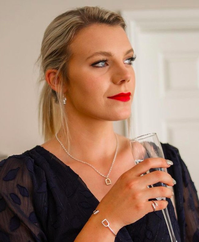 “Ada pola pikir kuno bahwa kamu tidak bisa melakukan modelling dan motorsport,” ungkapnya. “Yang mengejutkan sering kali wanita lain mengatakan kepadaku bahwa aku tidak bisa melakukan seperti itu jika menggunakan kuku akrilik,” tambahnya. Foto: dok. Instagram