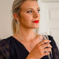 “Ada pola pikir kuno bahwa kamu tidak bisa melakukan modelling dan motorsport,” ungkapnya. “Yang mengejutkan sering kali wanita lain mengatakan kepadaku bahwa aku tidak bisa melakukan seperti itu jika menggunakan kuku akrilik,” tambahnya. Foto: dok. Instagram