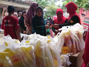 Emak-emak Trenggalek Serbu Bazar Minyak Goreng Murah