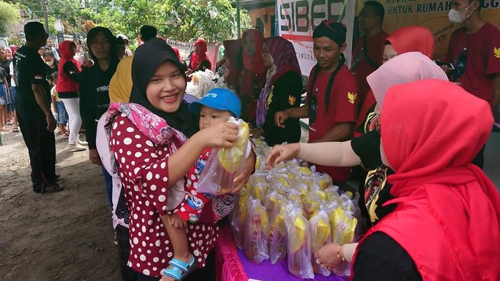 Emak-emak Trenggalek Serbu Bazar Minyak Goreng Murah