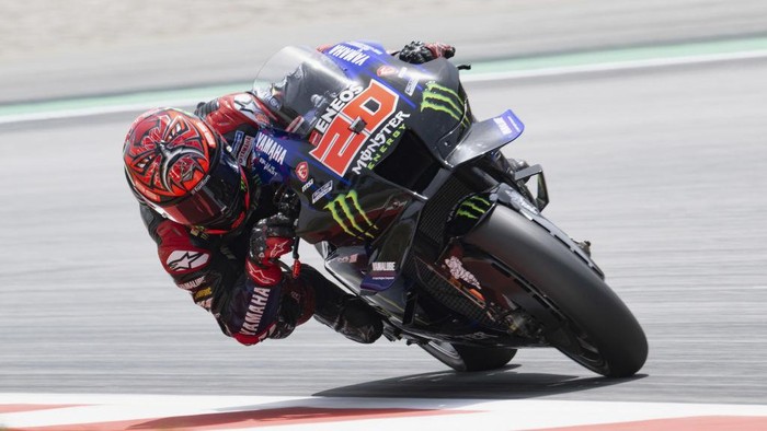 BARCELONA, SPAIN - JUNE 04: Fabio Quartararo of France and Monster Energy Yamaha MotoGP Team rounds the bend during the MotoGP qualifying practice during the MotoGP of Catalunya - Qualifying at Circuit de Barcelona-Catalunya on June 04, 2022 in Barcelona, Spain. (Photo by Mirco Lazzari gp/Getty Images)
