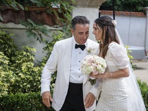 Kedekatan Adria Arjona dan Andy Garcia di Father of The Bride