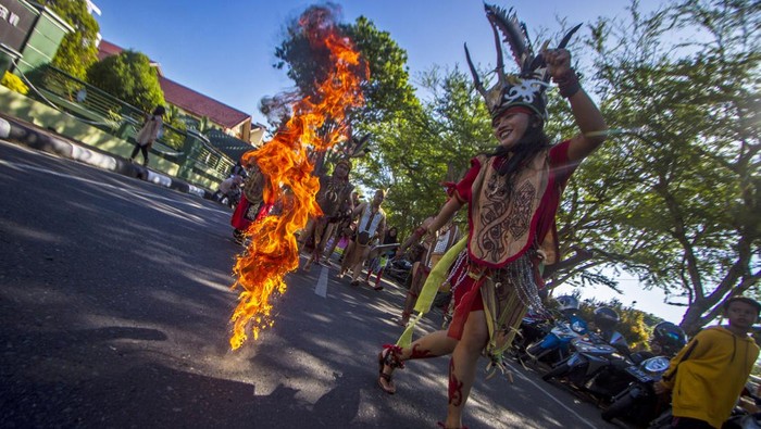 Model memperagakan busana dayak pada peragaan busana Festival Budaya Kongres Borneo Raya di Banjarmasin, Kalimantan Selatan, Sabtu (4/6/2022). Festival Budaya Kongres Borneo Raya yang dilaksanakan selama tiga hari dari tanggal 3 Juni sampai 5 Juni 2022 itu dihadiri 32 etnis suku bangsa di Kalimantan Selatan guna  menyambut dan menyikapi pemindahan IKN Nusantara dari Jakarta ke Kalimantan. ANTARA FOTO/Bayu Pratama S/aww.