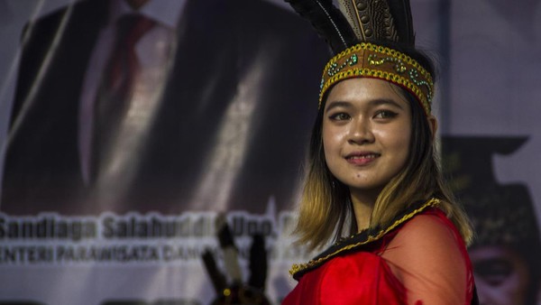 Model memperagakan busana dayak pada peragaan busana Festival Budaya Kongres Borneo Raya di Banjarmasin, Kalimantan Selatan, Sabtu (4/6/2022).