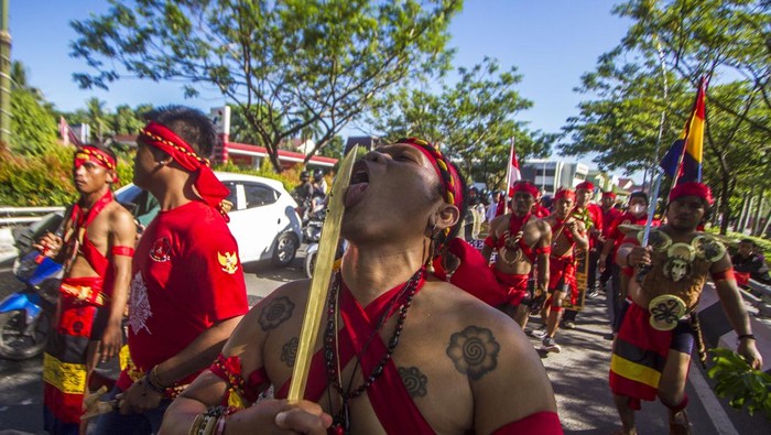 Model memperagakan busana dayak pada peragaan busana Festival Budaya Kongres Borneo Raya di Banjarmasin, Kalimantan Selatan, Sabtu (4/6/2022). Festival Budaya Kongres Borneo Raya yang dilaksanakan selama tiga hari dari tanggal 3 Juni sampai 5 Juni 2022 itu dihadiri 32 etnis suku bangsa di Kalimantan Selatan guna  menyambut dan menyikapi pemindahan IKN Nusantara dari Jakarta ke Kalimantan. ANTARA FOTO/Bayu Pratama S/aww.