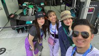 Ada juga Ayu Dewi dan Celine Evangelista yang juga bersama Irwansyah dan Zaskia Sungkar melihat-lihat paddock Formula E Jakarta. Foto: dok. Instagram Irwansyah. 