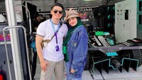 Meski harus menempuh jalanan yang macet menuju sirkuit Formula E Jakarta di Ancol, Zaskia Sungkar dan Irwansyah senang bisa mendapatkan kesempatan nonton langsung gelaran Formula E Jakarta. Foto: dok. Instagram Irwansyah