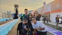 Influencer Keanu Agl nonton bareng gelaran Formula E Jakarta bersama dengan teman-teman influencer dan selebgram lainnya, seperti atlete Jetski Aqsa Aswar, Ranggaz Laksmana, dan Natasha Trisyani. Foto: dok. Instagram Aqsaaswar.