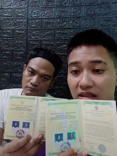 Foto pasangan suami istri, Kurniati dan Bimo viral di media sosial.