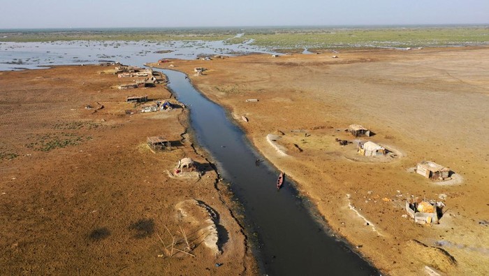 A general view shows low water levels at the Chebayesh marsh in Dhi Qar province, Iraq, June 3, 2022. Picture taken with a drone June 3, 2022. REUTERS/Essam al-Sudani