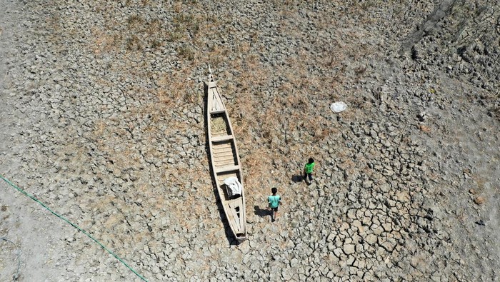 A general view shows low water levels at the Chebayesh marsh in Dhi Qar province, Iraq, June 3, 2022. Picture taken with a drone June 3, 2022. REUTERS/Essam al-Sudani