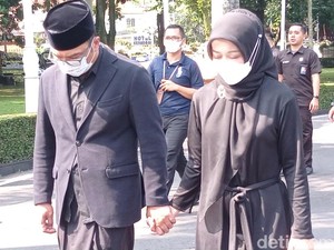 Kala Ridwan Kamil-Atalia Bergandengan Tangan Erat Usai Temui Warga
