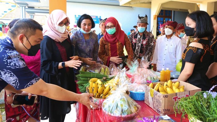 Hadiri Perayaan Unduh-unduh di GKJW Tulungrejo, Bupati Ipuk Ikut Lelang Sosial