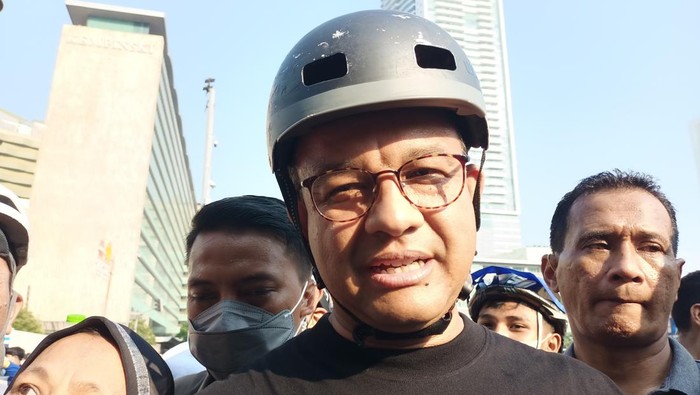 Hari Lingkungan Hidup Sedunia dirayakan tanggal 5 Juni setiap tahun. Merayakan Hari Lingkungan Hidup Sedunia, Gubernur DKI Jakarta Anies Baswedan bersepeda dengan komunitas Bike to Work saat car free day (CFD).