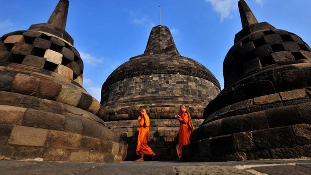 Biksu Buddha melakukan persembahyangan di Candi Borobudur saat Hari Raya Waisak di Magelang, Jawa Tengah, Minggu (29/6/2022). (Photo by AGUNG SUPRIYANTO / AFP)