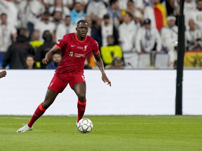 PARIS, FRANCE - MAY 28: Ibrahima Konate of Liverpool FC controls the ball during the UEFA Champions League final match between Liverpool FC and Real Madrid at Stade de France on May 28, 2022 in Paris, France. (Photo by Alex Gottschalk/DeFodi Images via Getty Images)