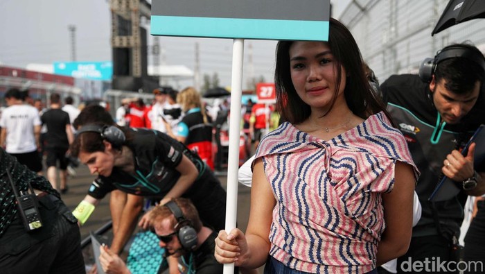 Ajang balap selalu menghadirkan gadis payung yang cantik-cantik. Tidak terkecuali di Formula E Jakarta.