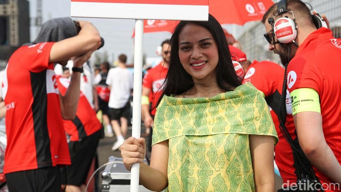Ajang balap selalu menghadirkan gadis payung yang cantik-cantik. Tidak terkecuali di Formula E Jakarta.