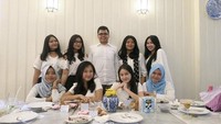 Jessica terbilang memiliki banyak teman hingga kerabat. Dirinya sering meluangkan waktu untuk menghadiri agenda makan bersama dengan teman-temannya. Foto: Instagram @jessicaanastaysa20