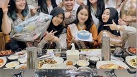 Nah, ini momen seru teman-teman terdekat Jessica, mengadakan acara bridal shower untuknya di sebuah restoran. Banyak makanan enak yang disuguhkan, mulai dari aneka sajian khas Korea sampai cake tart lucu sebagai dessert. Foto: Instagram @jessicaanastaysa20