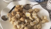 Tak ketinggalan, setiap ada acara di rumah. Jessica selalu siap menyediakan pempek dalam porsi besar, lengkap dengan kuah cukonya. Ia menyebut pempek sebagai menu wajibnya. Foto: Instagram @jessicaanastaysa20