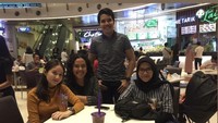 Ngumpul bareng teman-temannyq. Jessica yang hobi makan, selalu mengajak teman-temannya untuk berkumpul di restoran hingga di kafe. Foto: Instagram @jessicaanastaysa20