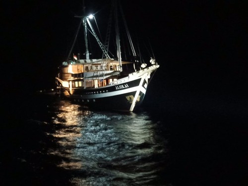 Kapal wisatawan asing tujuan Labuan Bajo Nusa Tenggara Timur dari Pelabuhan Benoa Bali alami mati mesin di Selat Lombok, NTB.