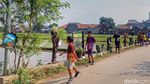 Karya Seni Ciamik dari Popok Bayi Bekas Mejang di Tepi Jalan