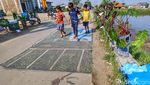 Karya Seni Ciamik dari Popok Bayi Bekas Mejang di Tepi Jalan