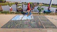 Beragam karya seni ini dipajang di Jalan Walini, Desa Rancaekek Wetan, Kabupaten Bandung, Minggu (5/6).