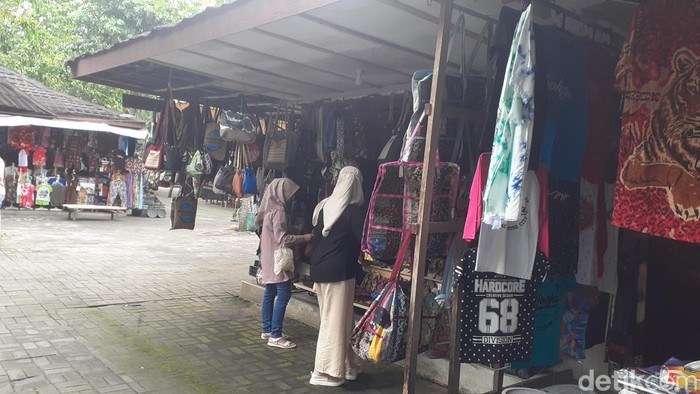 Kios-kios pedagang di dekat pintu keluar Candi Borobudur, Magelang, Minggu (5/6/2022).