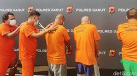 Polisi menangkap lima orang komplotan pencuri motor Obot Cs. Mereka ditangkap Tim Sancang dan Jatanras Polres Garut.