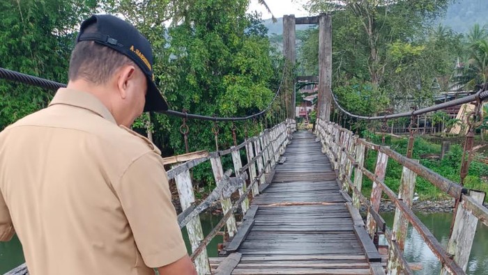 Kondisi jembatan gantung di Soppeng yang dikeluhkan warga