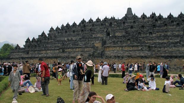 Warga mengunjungi Candi Borobudur saat libur Idul Fitri di Magelang, Provinsi Jawa Tengah, Indonesia, Sabtu (7/5/2022). (Photo by Kiki Cahyadi/Anadolu Agency via Getty Images)